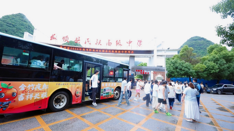 长顺县公交车接送考生到考点。