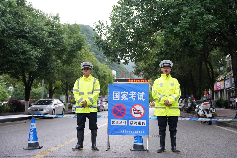 贵州长顺考区交警执勤。