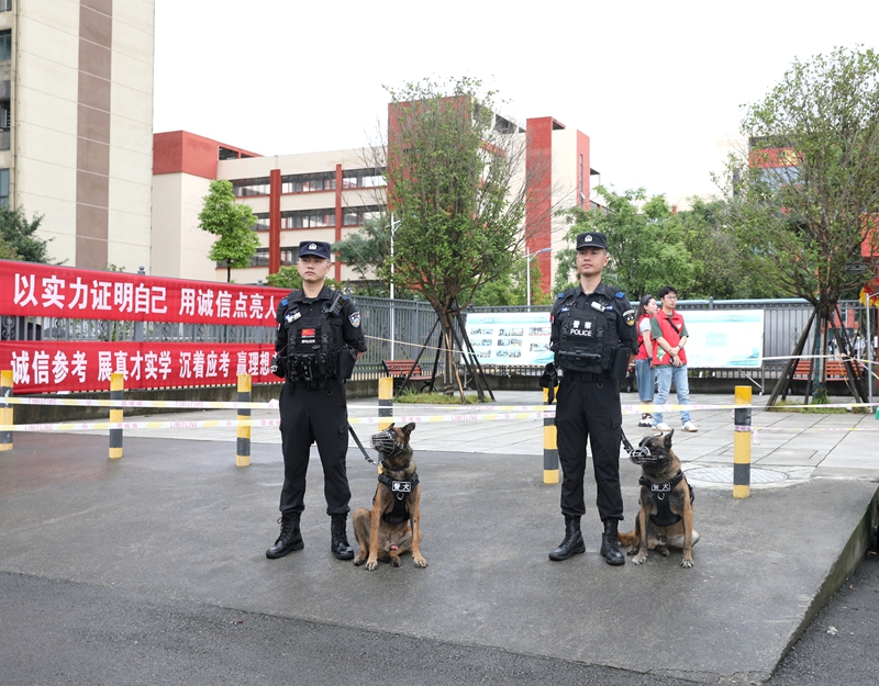 6月7日，黔西市公安局刑偵大隊警犬訓導中心民警在黔西一中考點執勤.jpg