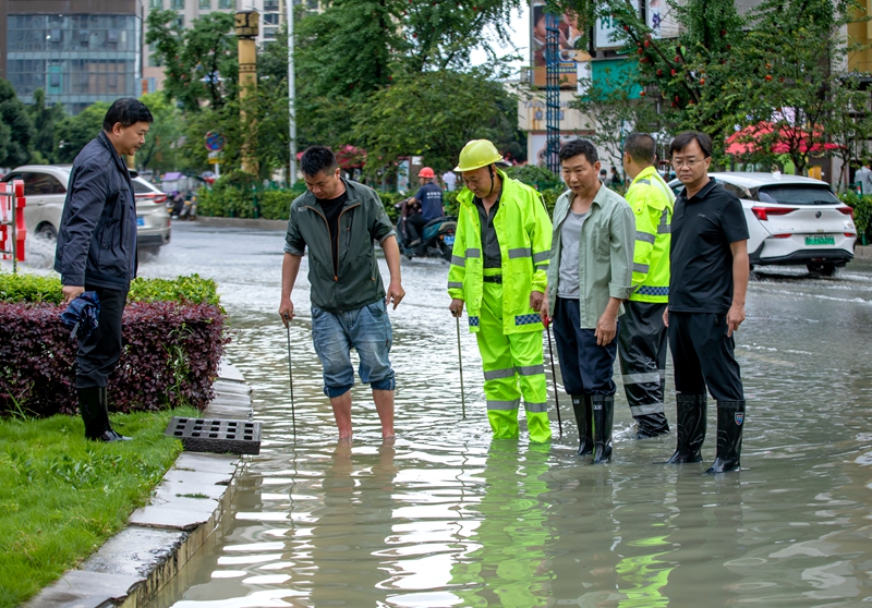 6月7日，黔西市綜合執法局市政設施維護站工作人員排查消水情況.jpg