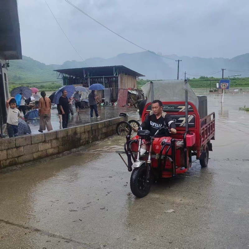 志愿者冒雨帮群众搬运物资.jpg