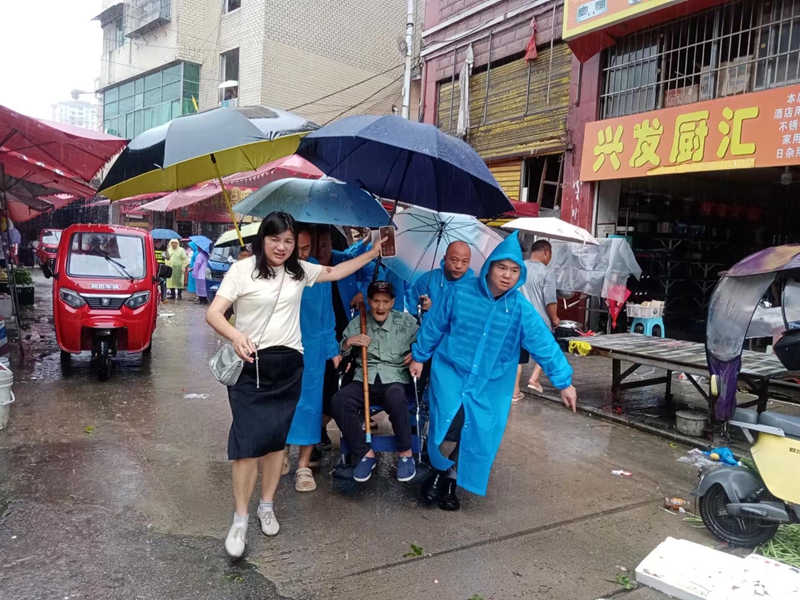 6月7日上午，松桃遭强降雨袭击，黔东农贸市场低洼部分区域发生严重内涝，街道导冒雨转移 群众。