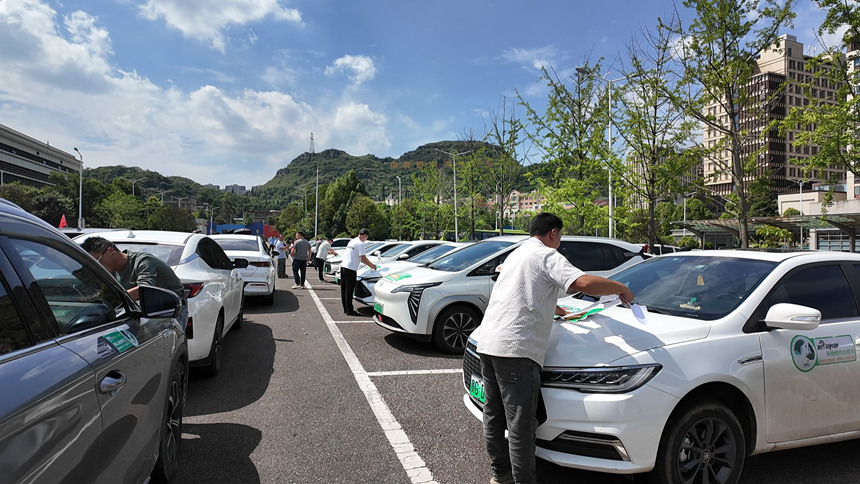 安順經開區高考愛心送考車正式發車 為考生保駕護航。
