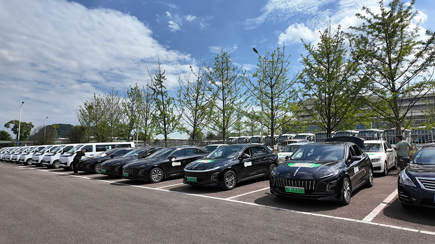 安顺经开区高考爱心送考车正式发车&nbsp;为考生保驾护航。