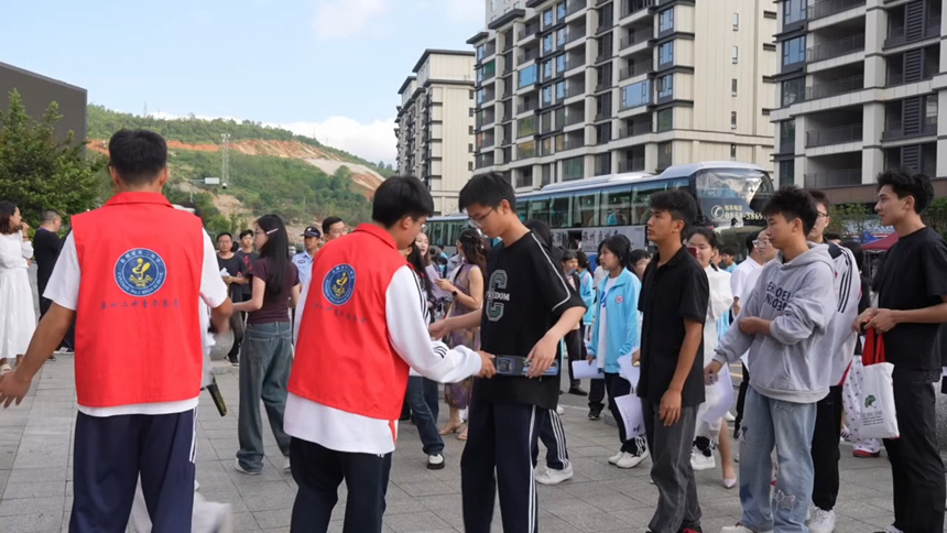 学生安检。