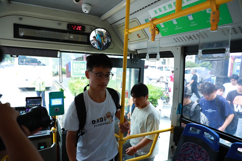 考生有序乘坐高考愛心車。聶晶梅攝.JPG