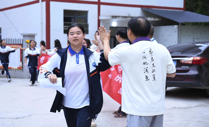 在劍河民族中學考點，老師與考生擊掌。張金源 攝.jpg