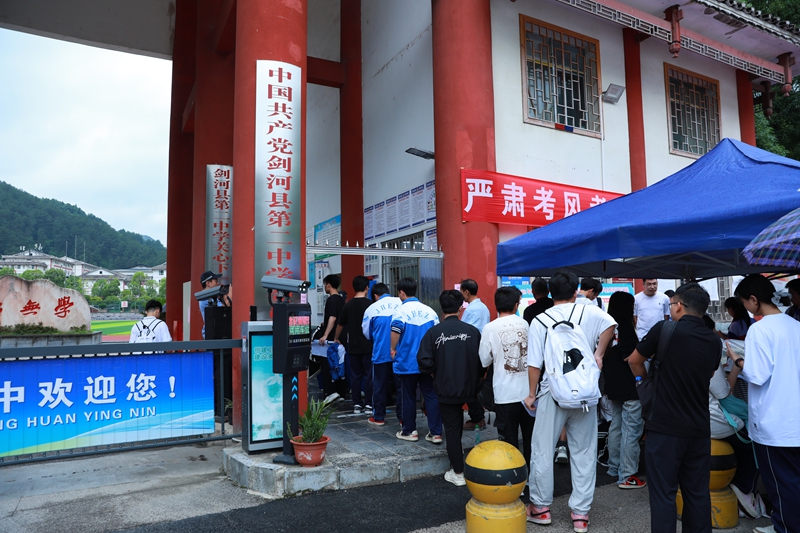 考生正在排隊有序進入考場。聶晶梅攝.JPG