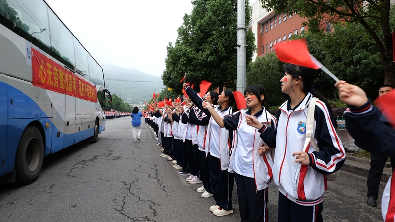 赫章縣新紀元學校大門高一高二學生送考。 饒泊 攝.jpg