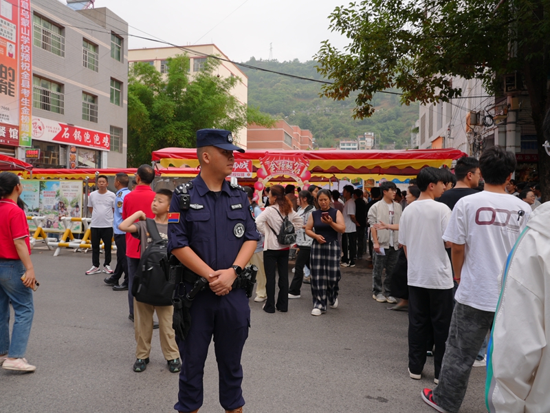2026年6月7日 赫章縣第二中學考點特警正在執勤。 張雪攝.JPG