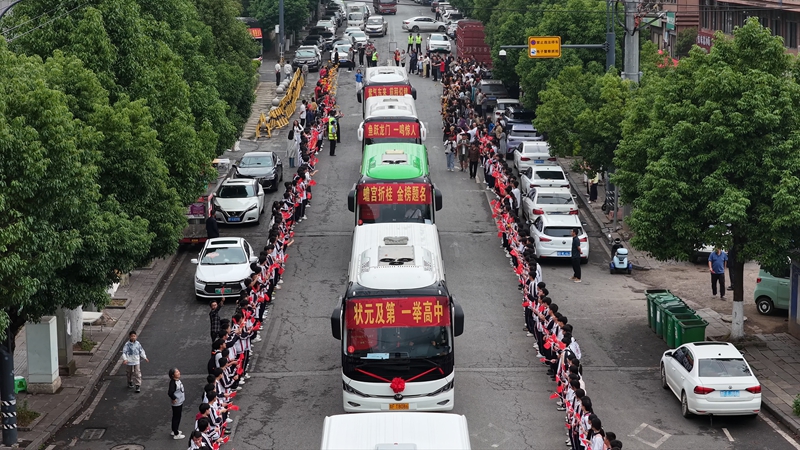 赫章縣新紀元學校送考車隊。 饒泊 攝.jpg