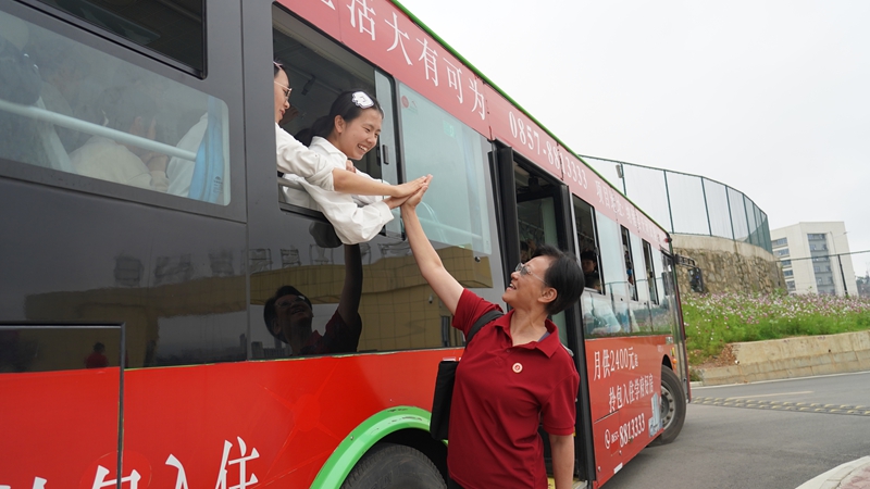 2026年6月7日，納雍縣第五中學校長顧儉送考生上車前往考點，與學生擊掌以示鼓勵。.JPG