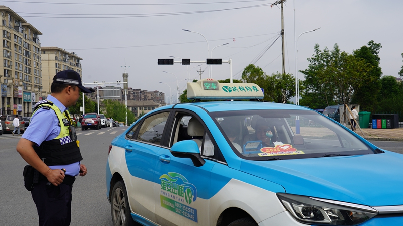 2026年6月7日，納雍縣愛心送考出租車正在送考生。.JPG