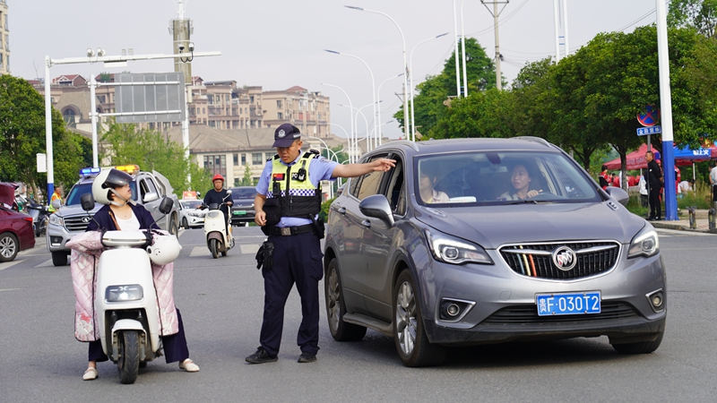 2026年6月7日，納雍一中考點附近實行臨時交通管制，交警引導車輛有序繞行。.JPG