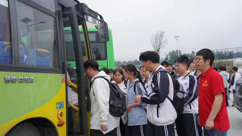 2026年6月7日，上午七點，納雍縣第五中學老師組本校考生乘車前往考點。.JPG