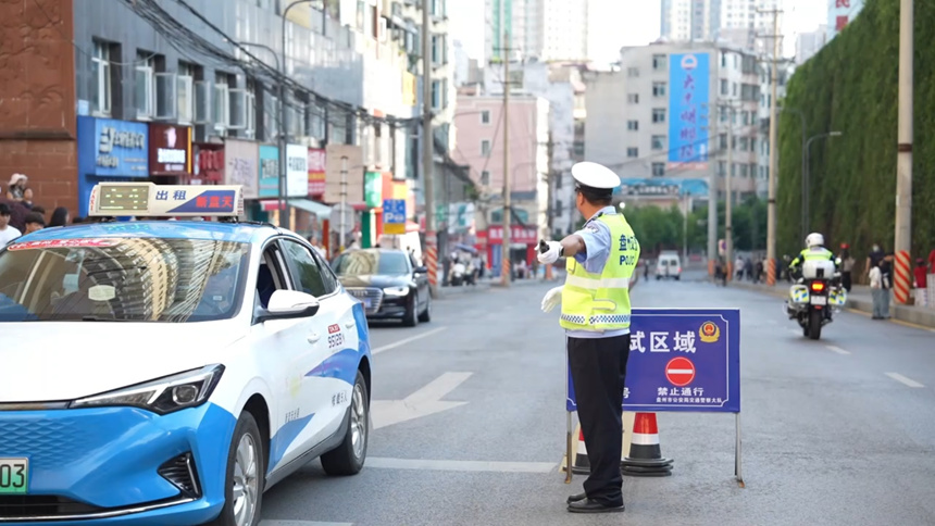 交警开展交通疏导。