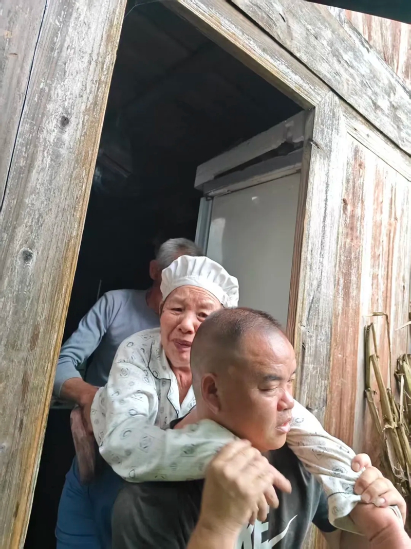 房屋垮塌前30名群众安全转移。