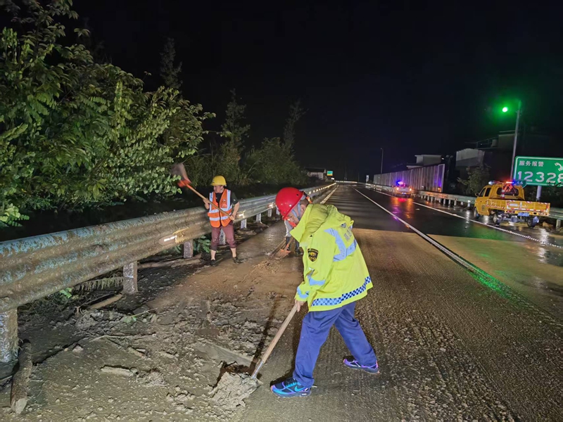 都匀营运中心清理路面淤泥。熊世义摄.jpg