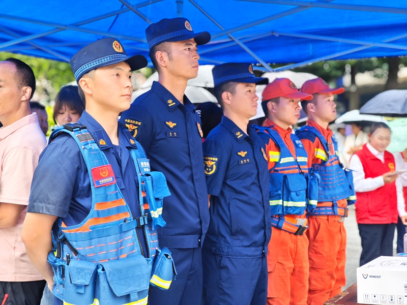 图为：消防救援人员在考点外执勤
