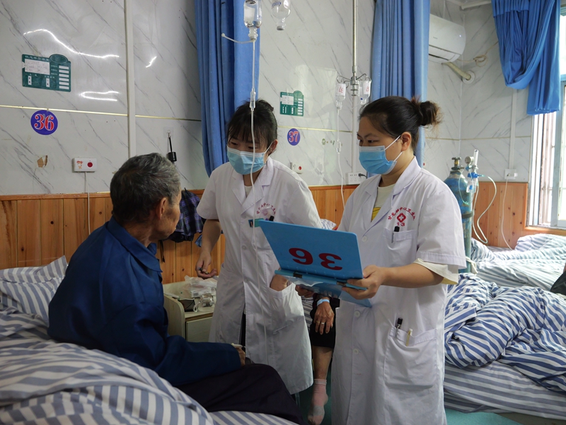 甘龙镇中心卫生院医生查房.JPG