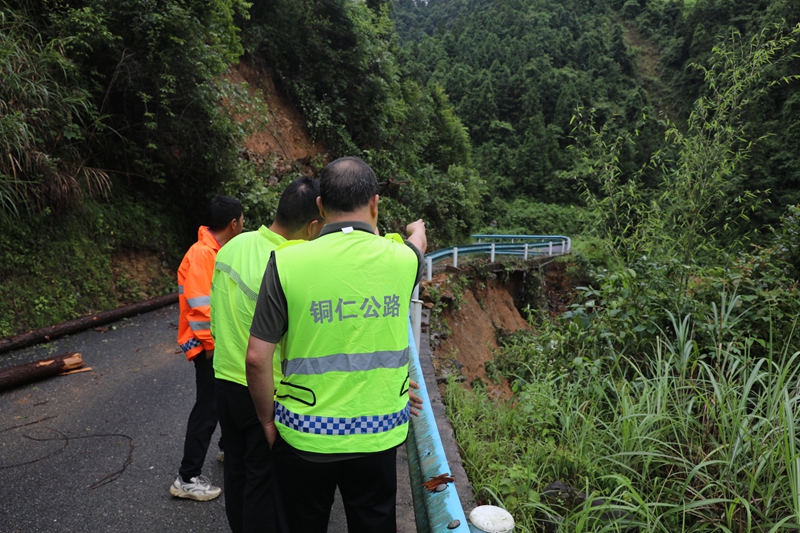 抢险人员在S304线K43+820处研讨修复治理方案.JPG