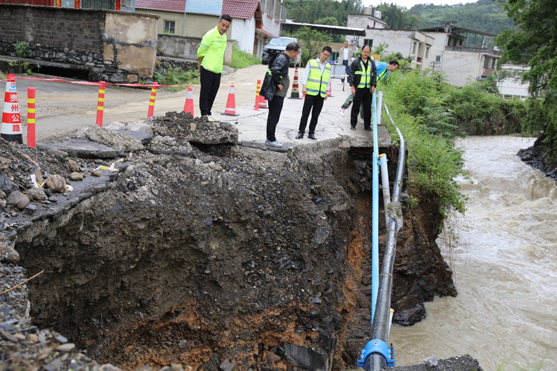 S304线K26+620处路基被冲刷现场.JPG