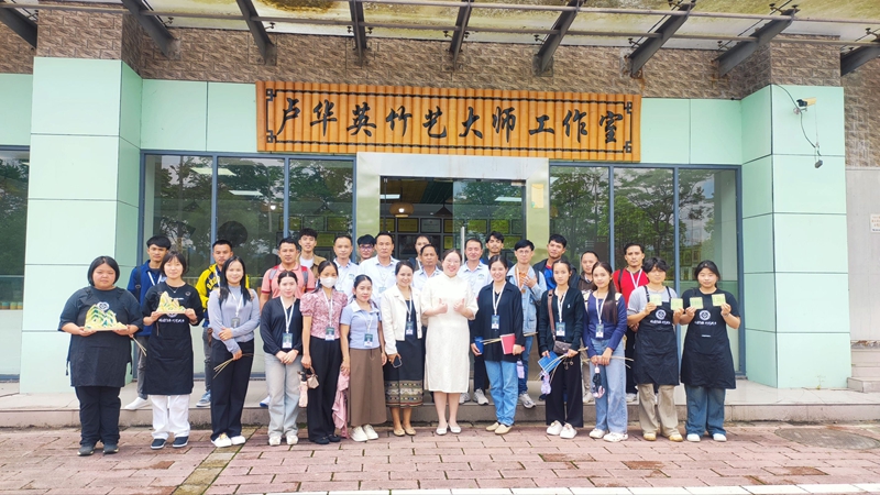 老撾學員參加竹編學習后合影。.jpg