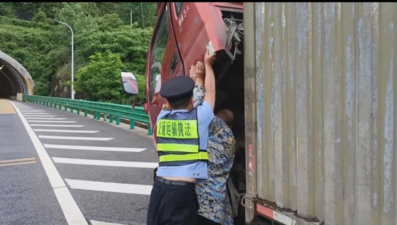 执法人员协助检修车辆。.jpg