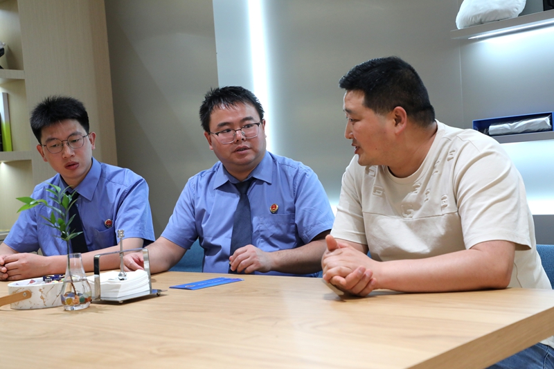 检察干警向吉利汽车销售门店有关负责人普及法律知识。.jpg