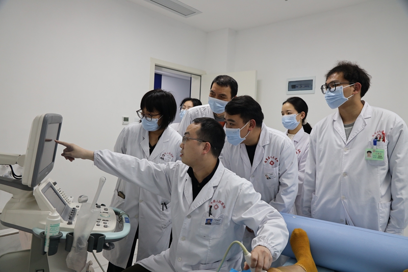 广东佛山高明帮扶医生在施秉县人民医院教学  （通讯员 杨健 摄）
