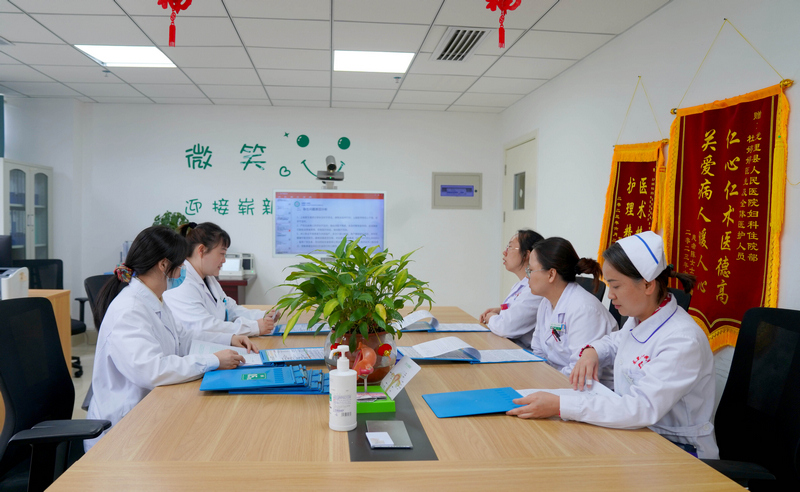 貴州省人民醫院婦科主治醫師鄧丹妮正與縣級醫生護士共同探討病例。