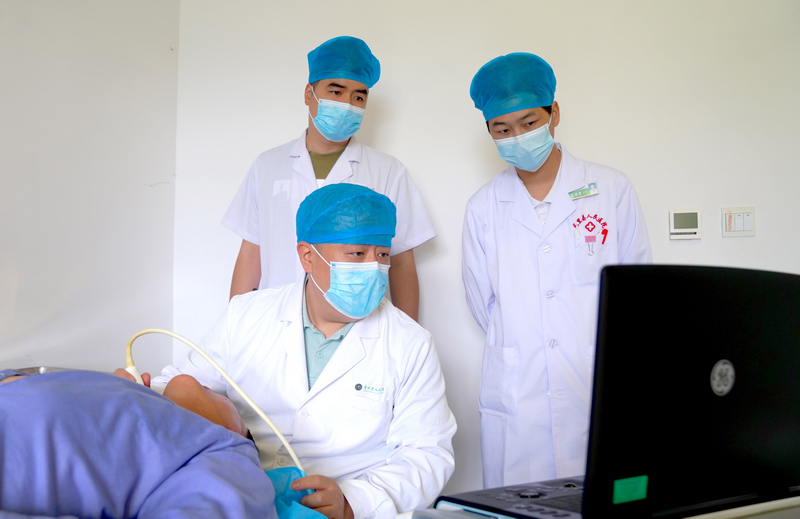 贵州省人民医院血管甲状腺外科主治医师姜庆正在给患者做甲状腺细针穿刺活检手术。