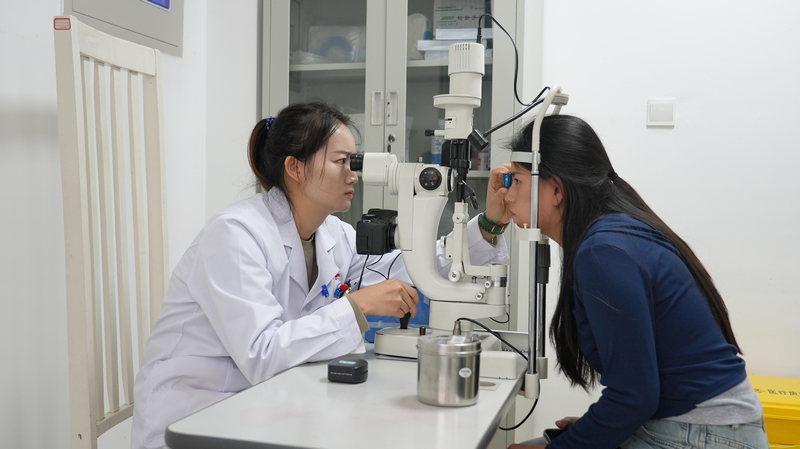 贵州省人民医院眼视光科主治医师姜柔正在给患者矫正视力。