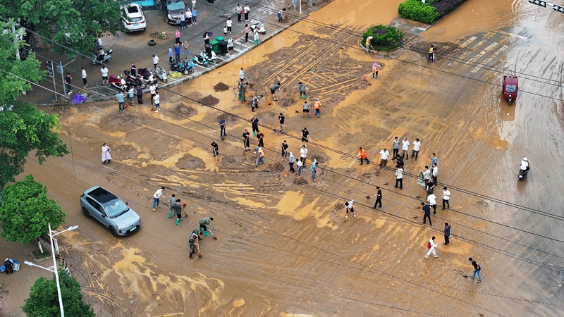 干部抢险救灾现场.jpg