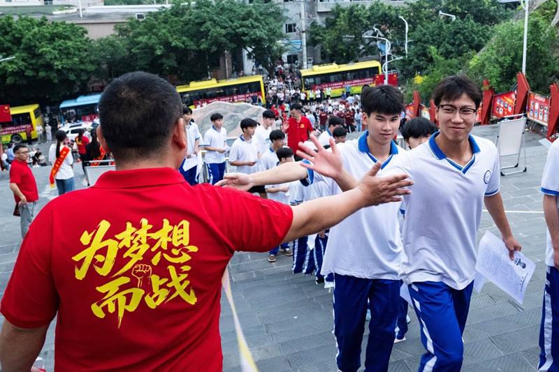 学生有序进入考场.jpg