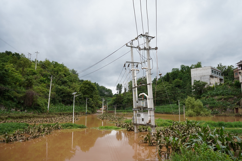 黔西市协和镇在此次强降雨中被损毁的变压器。罗斌摄