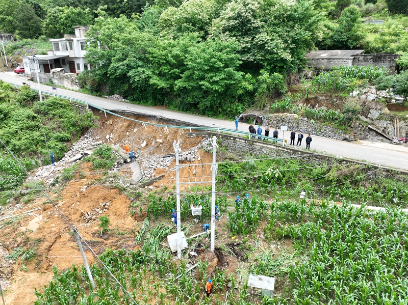 黔西供电局抢修协和镇木弄村供电线路现场。罗斌摄