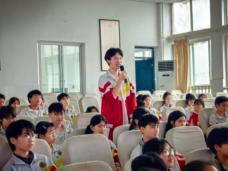 修文第四中学学生与邵贤明进行交流。.jpg