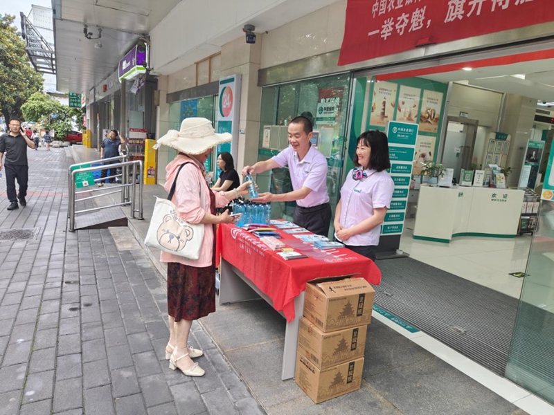 工作人员向陪考家长提供便民物资。