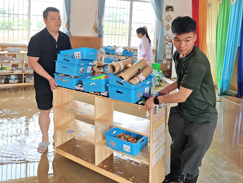 贵州松桃：党旗领航战洪流 干群同心护家园。