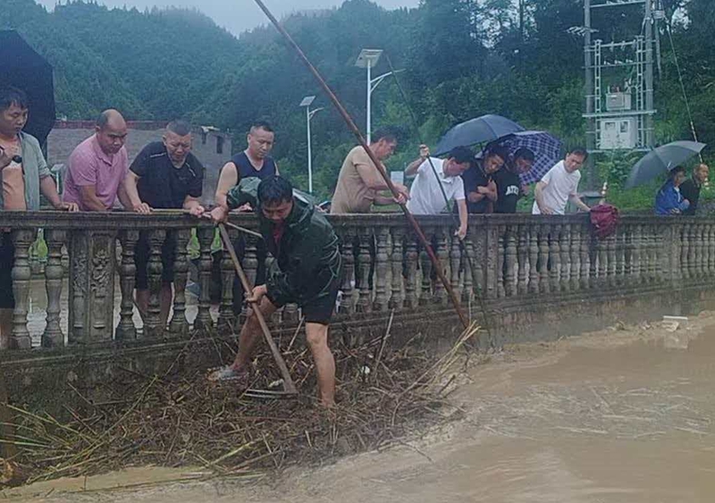 贵州松桃：党旗领航战洪流 干群同心护家园。