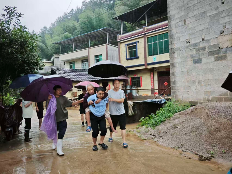 贵州松桃：党旗领航战洪流 干群同心护家园。