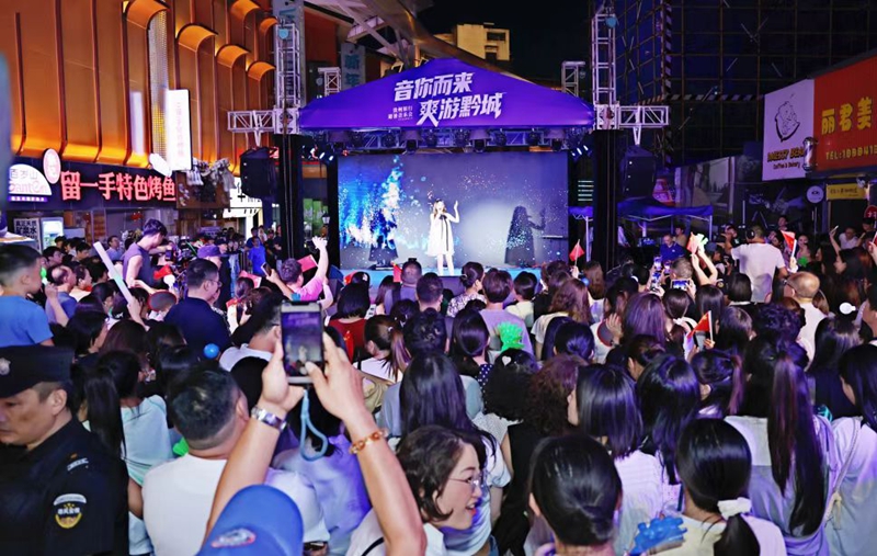 路边音乐会传递了贵阳分行与城市共同成长的温度与力量.jpg