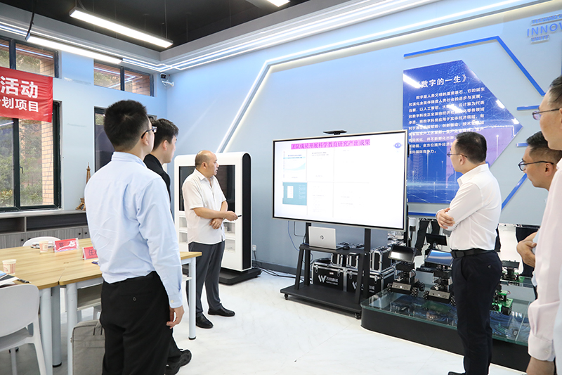 全国高校黄大年式教师团队负责人阮朝辉为教育部专家讲解。