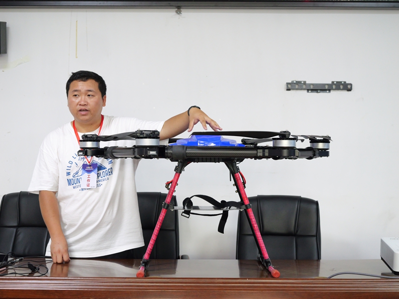 授课老师讲解无人机核心构造、操作原理等核心内容.JPG