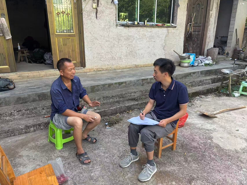 新华村驻村队员张中宇入户收集群众诉求.jpg