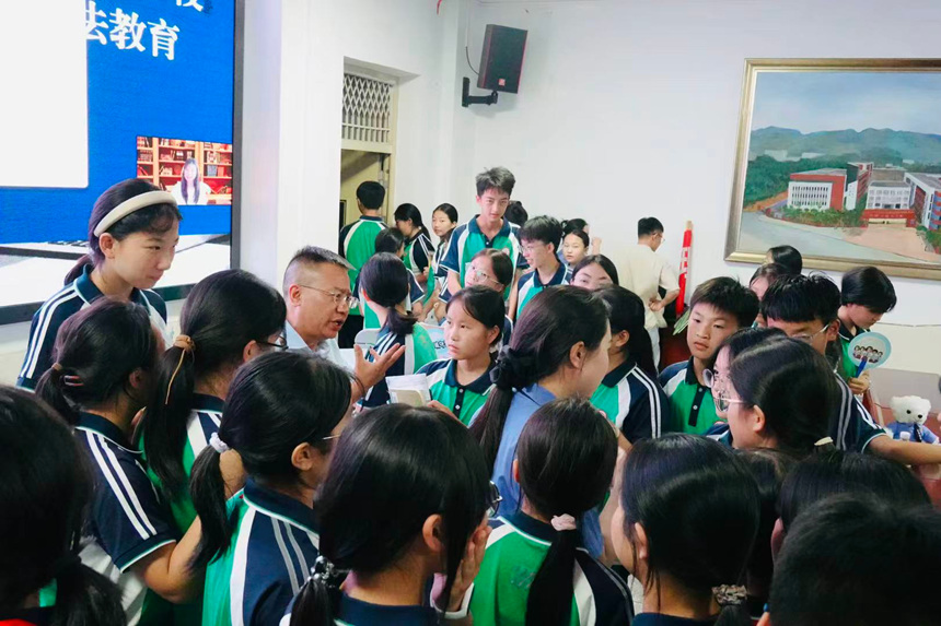 读书会结束后学生们围着仁怀检察院干警雷婧和律师严勇进行热情地讨论。