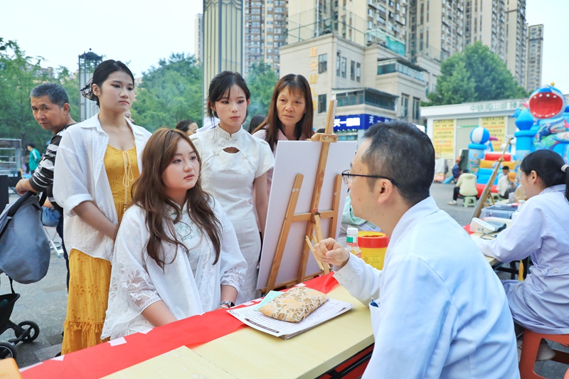 2 义诊现场，中医师结合居民实际情况，给出针对性调理意见。