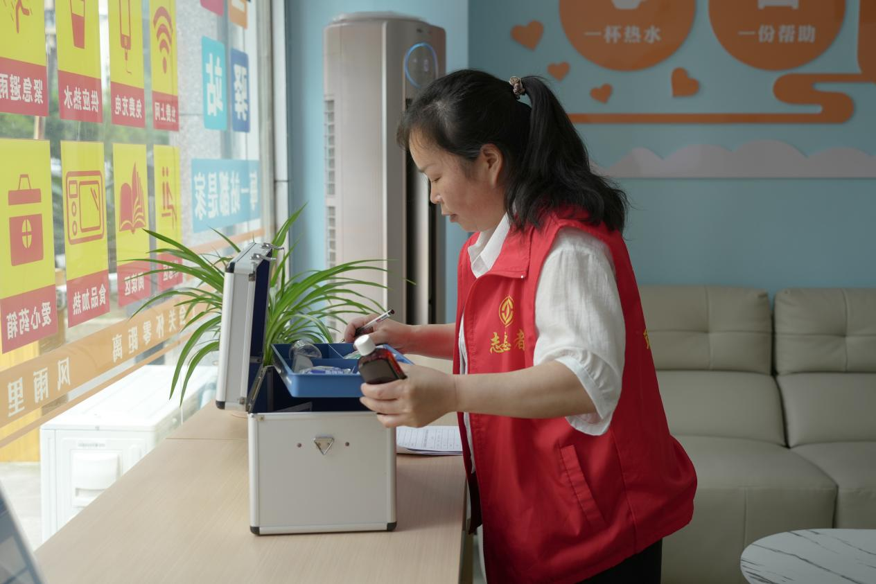 工作人员检查药箱等物品。
