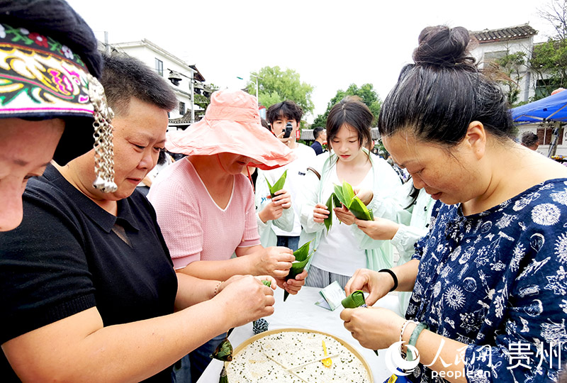 市民游客体验包粽子。人民网记者 王秀芳摄